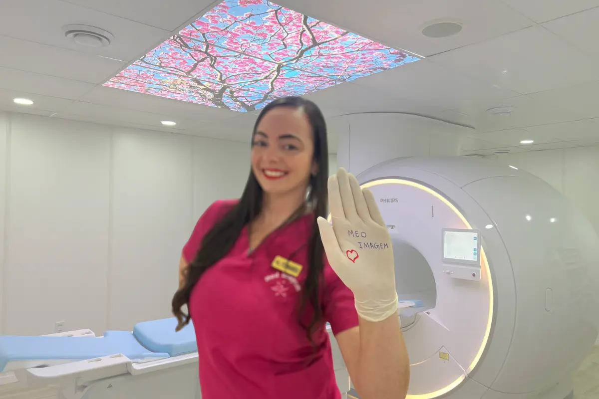 Médica acolhendo paciente