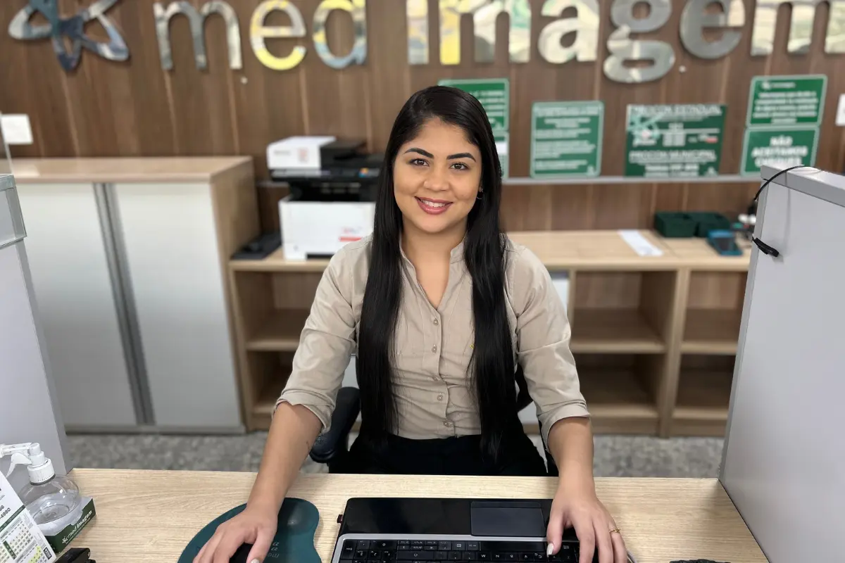Recepcionista da Med Imagem pronta para atender